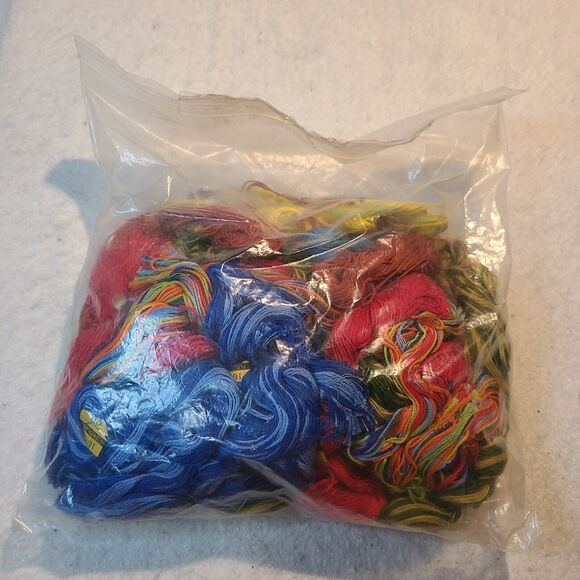Bag of colored string - Picture 1 of 2